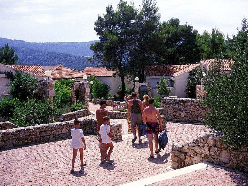 Trim Sunny Apartments By Valamar Stari Grad  Bagian luar foto
