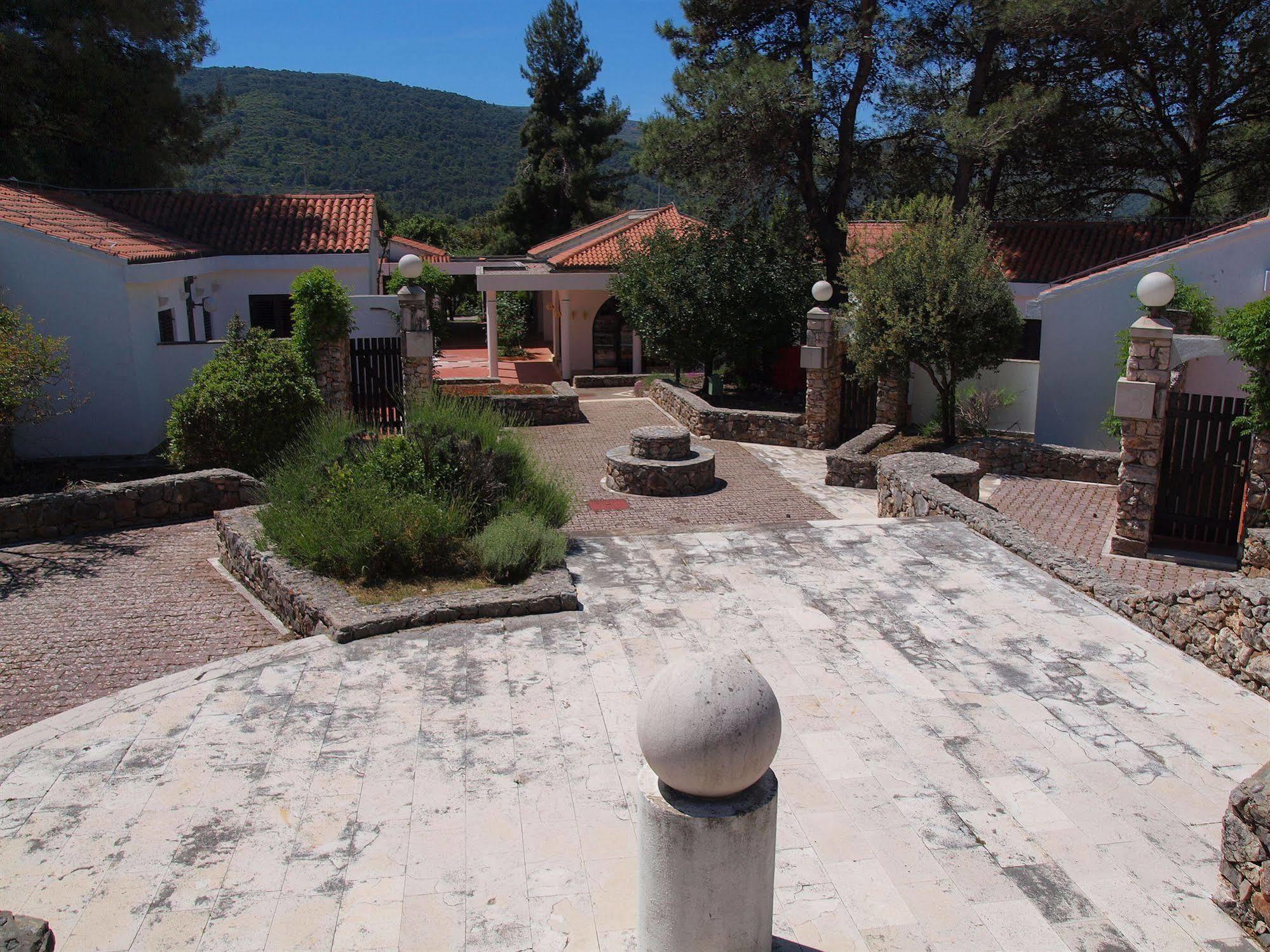 Trim Sunny Apartments By Valamar Stari Grad  Bagian luar foto